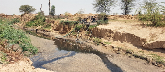 Pumps drawing water to irrigate nearby farms for growing vegetables and other crops from the treated sewage water discharged into the Nallah (photo by Kislay Raja).